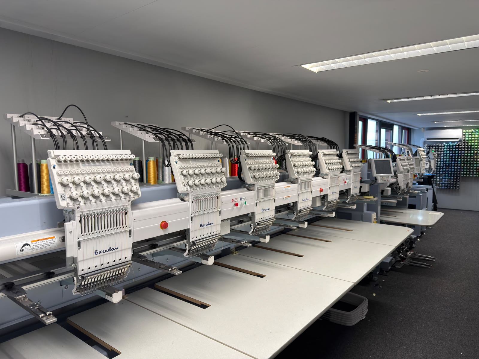 Rij Barudan borduurmachines in de Backbrave studio in Zelhem