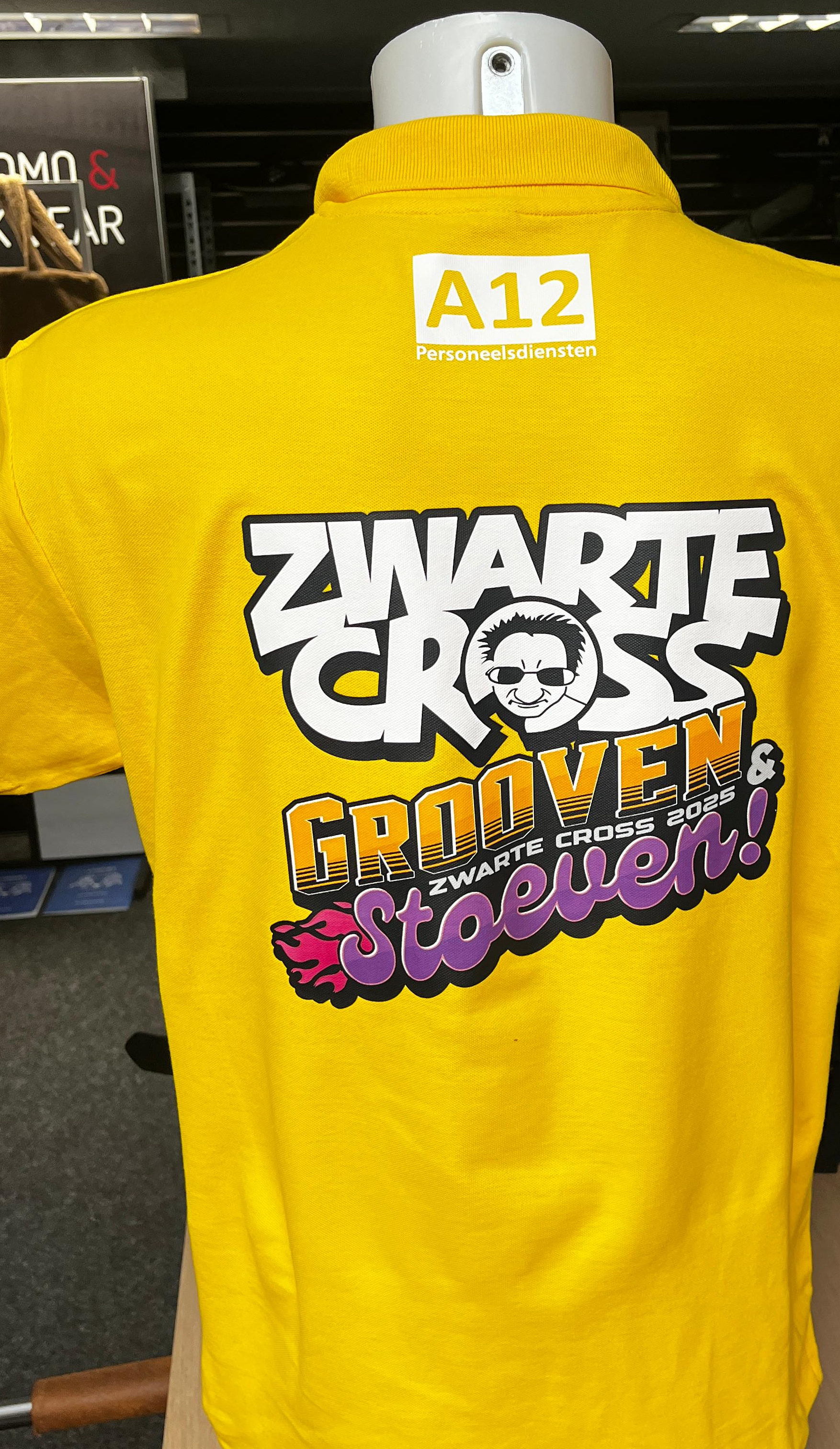 Gele polo met full-colour Zwarte Cross-opdruk, bedrukt in de Backbrave studio in Zelhem